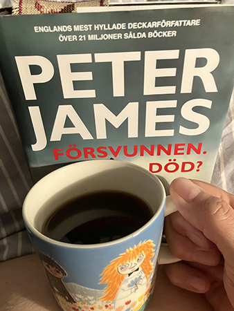Försvunnen Död och kaffe i Muminmugg på magen