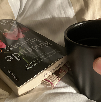 Läsning av slutet på Blödande hjärtan och kaffe på sängen