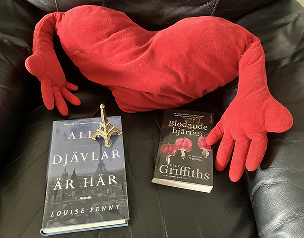 Böckerna Alla djävlar är här och Blödande hjärtan Böckerna Alla djävlar är här och Blödande hjärtan