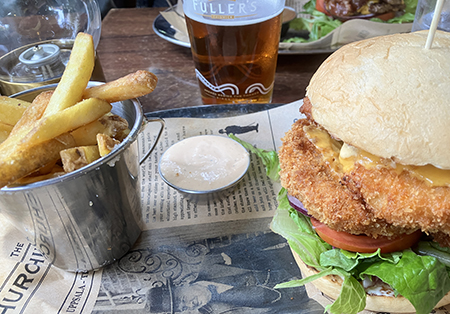 Crispy chicken o chips på Churchill Arms