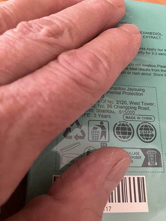 Ett platt grönt paket från Kina