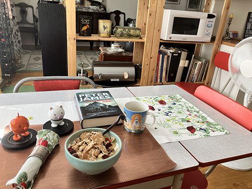 Filfrukost i köket med Hopptisarna och Försvunnen död samt golvfläkt