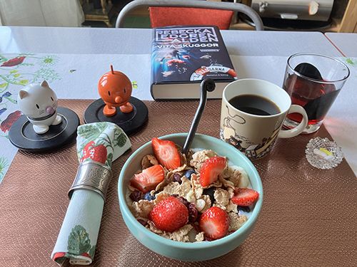 Fredagsfrukost med mkt jordgubbar Hopptisarna o boken Vita skuggor Fredagsfrukost med mkt jordgubbar Hopptisarna o boken Vita skuggor