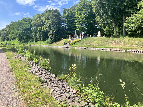 Göta kanal mitt emot Platens grav