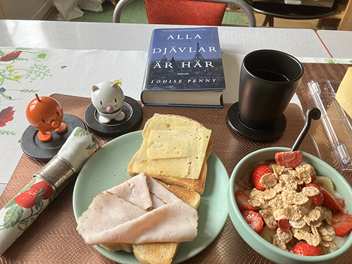 Lördagsfrukost med rostat bröd fil med bär o flingor Hopptisarna o Alla djävlar är här