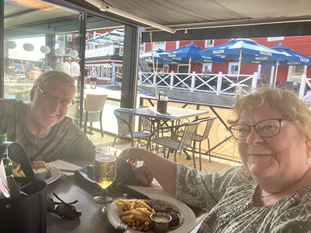 A och mammakusinen M på Hamnkrogen