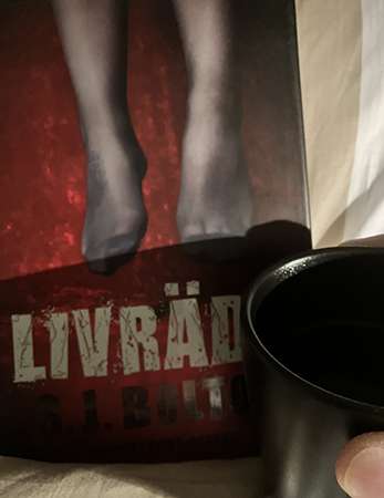 Boken Livrädd o kaffe i brun mugg
