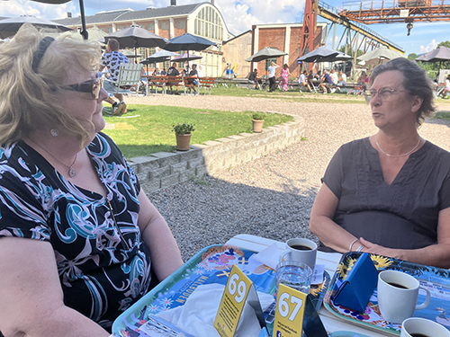 Mammakusinen M och FEM väntar på våfflor på Mallboden