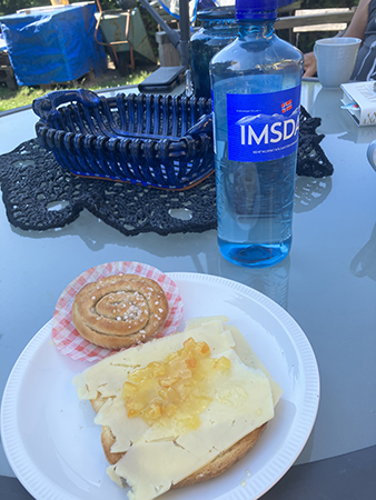 Söndagsfrukost på altandäcket Söndagsfrukost på altandäcket