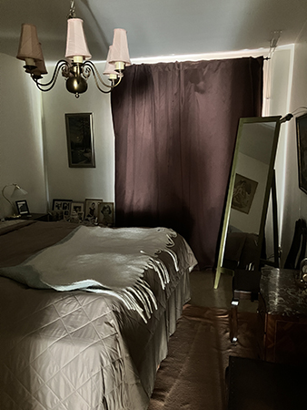 Sovrummet med putsat fönster bakom rena gardiner