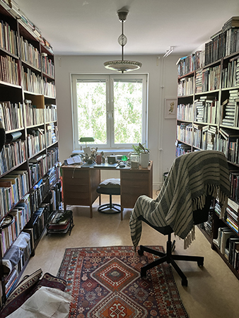 Arbetsrummet med putsat fönster men inga gardiner