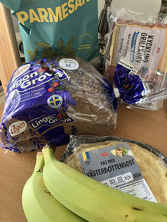 Chips bröd kycklingkorv bananer ostpaj