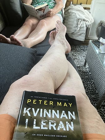 FEM och jag läser på altanen