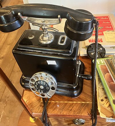 Gammal telefon med vev Ulva diversehandel 17 juli 2025