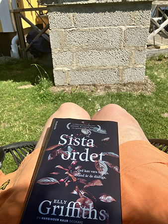 Läsning av Sista ordet i shorts mitt emot pizzaugnen