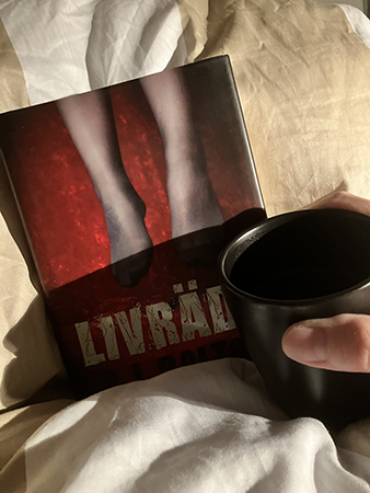 Livrädd och kaffe på sängen