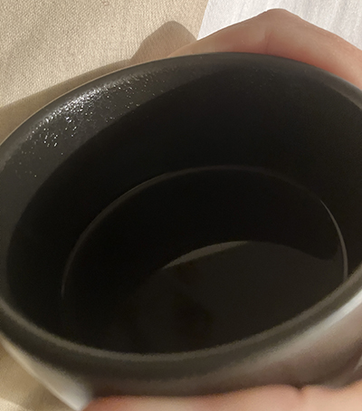 Svart kaffe från schlätta på sängen