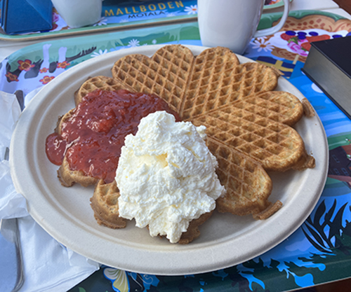 Våffla med jordgubbssylt o grädde på Mallboden