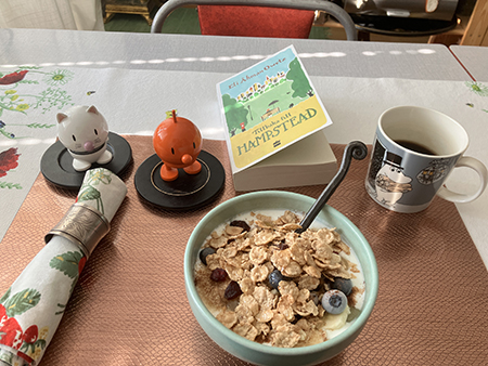 Filfrukost med frysta blåbär hallon från Motala flingor Hopptisarna o Tillbaka till Hampstead