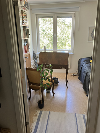 Gästrummet med putsat fönster men inga gardiner