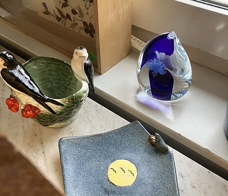 Glaskonst med blåklint i gästrumsfönstret