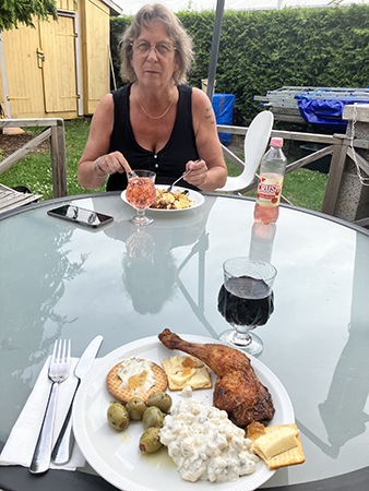 Fem äter lasagne o jag kyckling o potatissallad på trädäcket