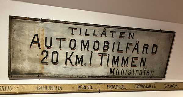 Skylt Tillåten automabilkörning 20 km i timmen Upplandsmuseet