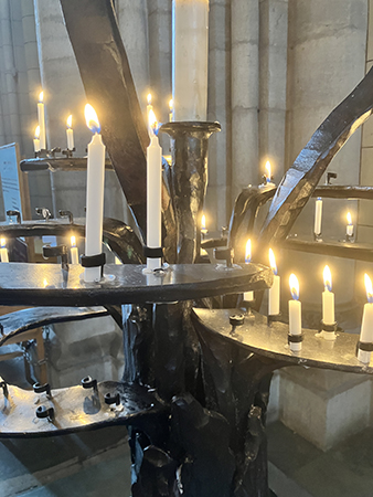 Tända ljus för mamma o pappa ljus i Domkyrkan