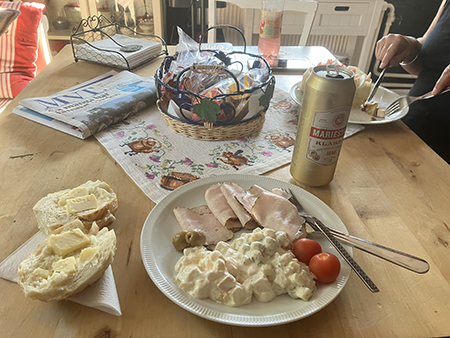 Tisdagsmiddag i köket örtkryddad kyckling potatissallad mimosasallad tomater oliver ostfralla o öl