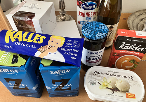 Bakelse kaviar smörgåstårta i kartong oliver tranbärsjuice glass o tomatsoppa GWs riesling