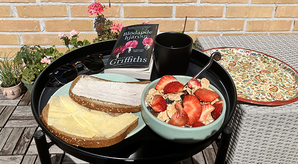 Balkongfrukost mackor fil med jordgubbar o flingor Blödande hjärtan Paisleybrickan Balkongfrukost mackor fil med jordgubbar o flingor Blödande hjärtan Paisleybrickan