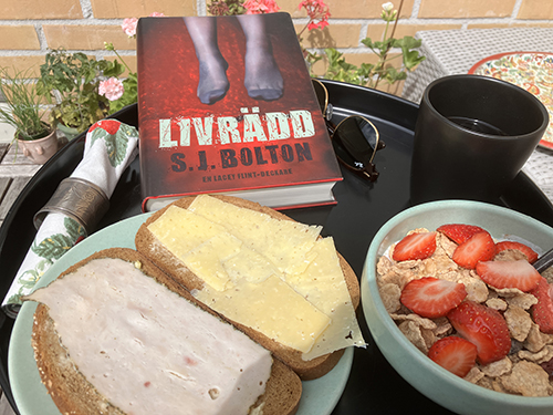 Balkongfrukost med boken Livrädd