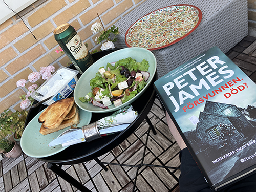 Balkongmiddag grekisk sallad rostat bröd öl tzatziki o boken Försvunnen död Balkongmiddag grekisk sallad rostat bröd öl tzatziki o boken Försvunnen död