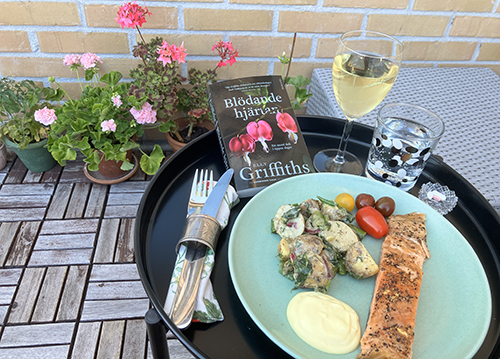 Balkongmiddag med Torgkassens varmrökta lax o franska potatissallad riesling o Blödande hjärtan