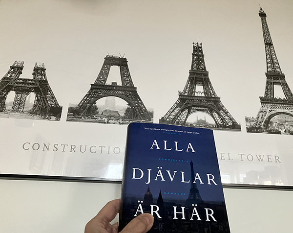 Boken Alla djävlar är här och fototavla från byggnationen av Eiffeltornet
