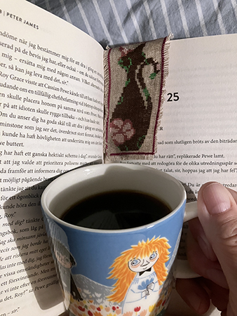 Bokuppslag kapitel 25 o kaffe på sängen i Muminmugg