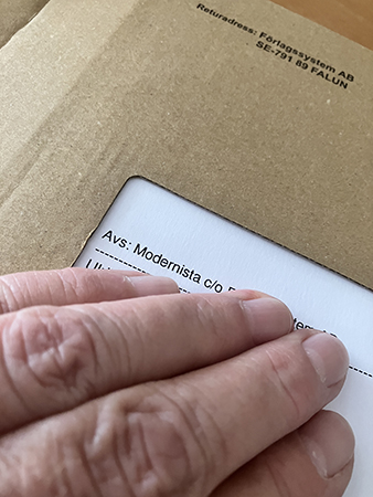 Brunt paket från Modernista