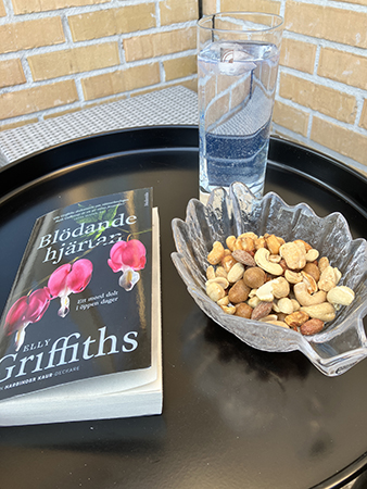 Eftermiddagsdrink GT nötter och Blödande hjärtan