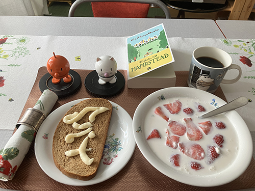 Eftermiddagsfika med jordgubbar o mjölk macka med räkost Hopptisarna o Tillbaka till Hampstead