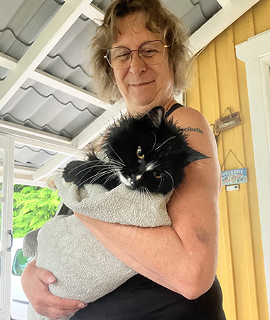 FEM håller regnblöt Felix i handduk