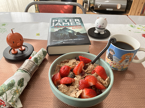 Filfrukost med jordgubbar Hopptisarna och boken Försvunnen Död