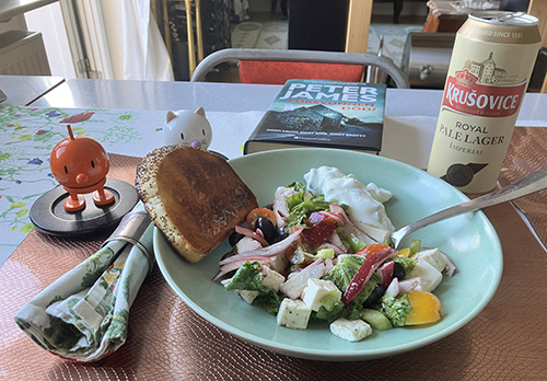 Förrätt grekisk sallad tzatziki rostat bröd Krusoviceöl Hopptisarna Försvunnen död