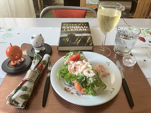 Fredagssmörgåstårta på sommarporslin o ett glas riesling med Hopptisarna o Kvinnan i lera Fredagssmörgåstårta på sommarporslin o ett glas riesling med Hopptisarna o Kvinnan i lera