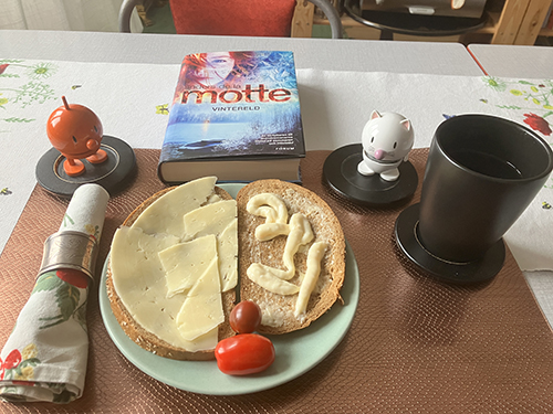 Frukostmackor med Hopptisarna och boken Vintereld