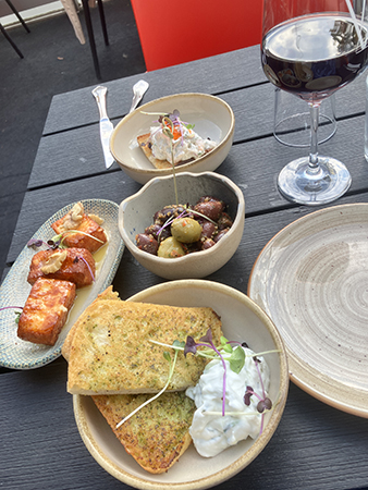 Fyra smårätter o ett glas Cecchi på Vänner o Vin