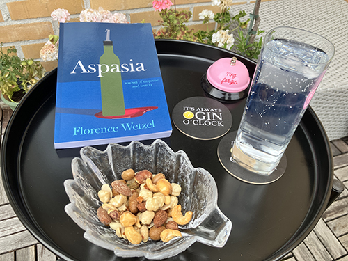 Gin oclock på balkongen med GT nötter o boken Aspasia