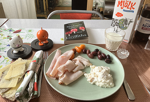 Kallskuret kalkon o kyckling mimosa oliver småtomater Hopptisarna och Blödande hjärtan Kallskuret kalkon o kyckling mimosa oliver småtomater Hopptisarna och Blödande hjärtan