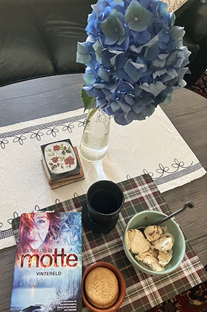 Kvällsfika med glass digestive Vintereld och blå hortensia