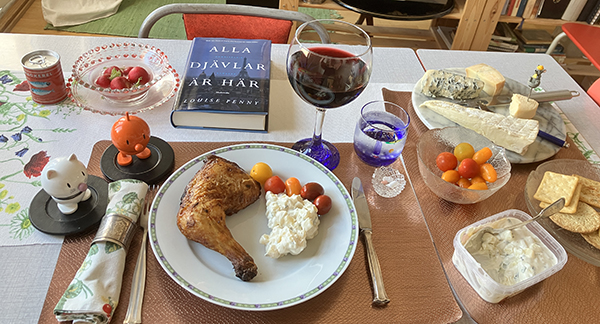 Kycklingklubba o potatissallad ostbricka kex Hopptisarna Alla djävlar är här och ett glas rött