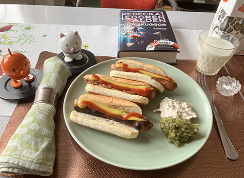 Kycklingkorv m bröd räksallad bostongurka Hopptisarna och Vita skuggor